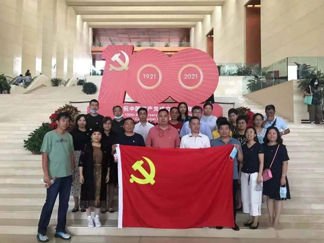 曹云金前妻唐菀晒照，穿紧身衣打扮精致，离婚8个月终于走出阴霾