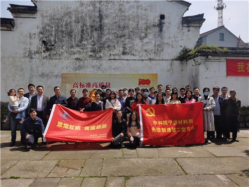 喻恩泰一家四口同框,夕阳下与小10岁妻子拥吻,两子女如出一辙!